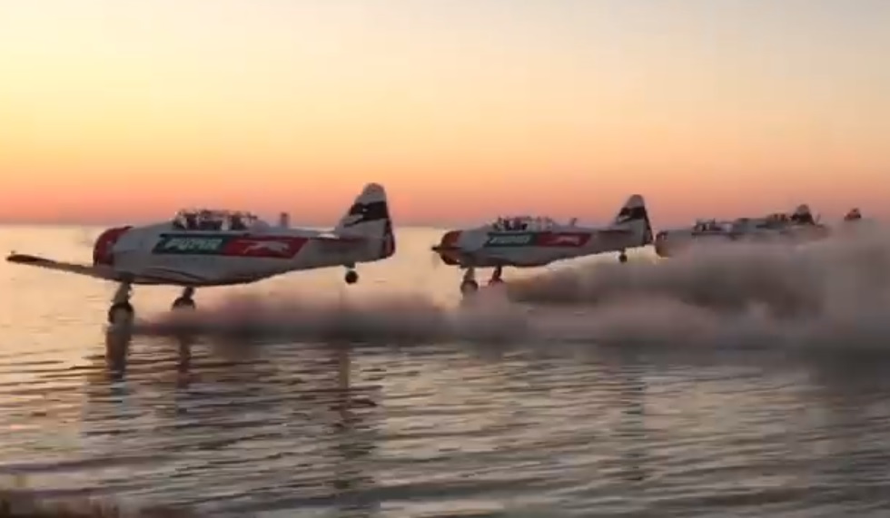 Ilyen, amikor négy repülő felszántja az orrod előtt a vizet – videó