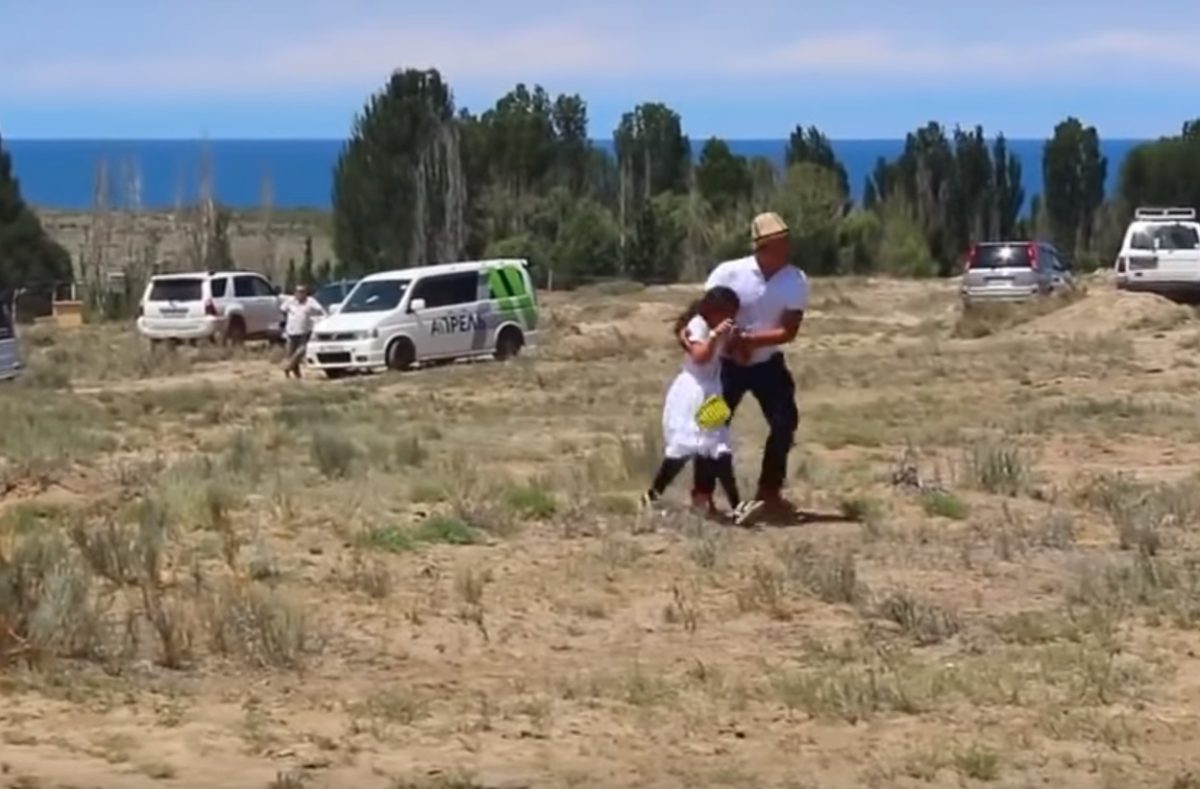 Kislányra támadt egy sas a sasbemutató kellős közepén – videó