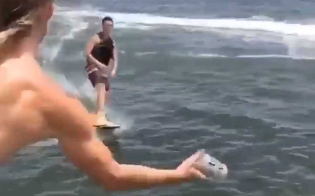 Milliószor megbánta a szörfös, hogy el akarta kapni a felé dobott sört – videó