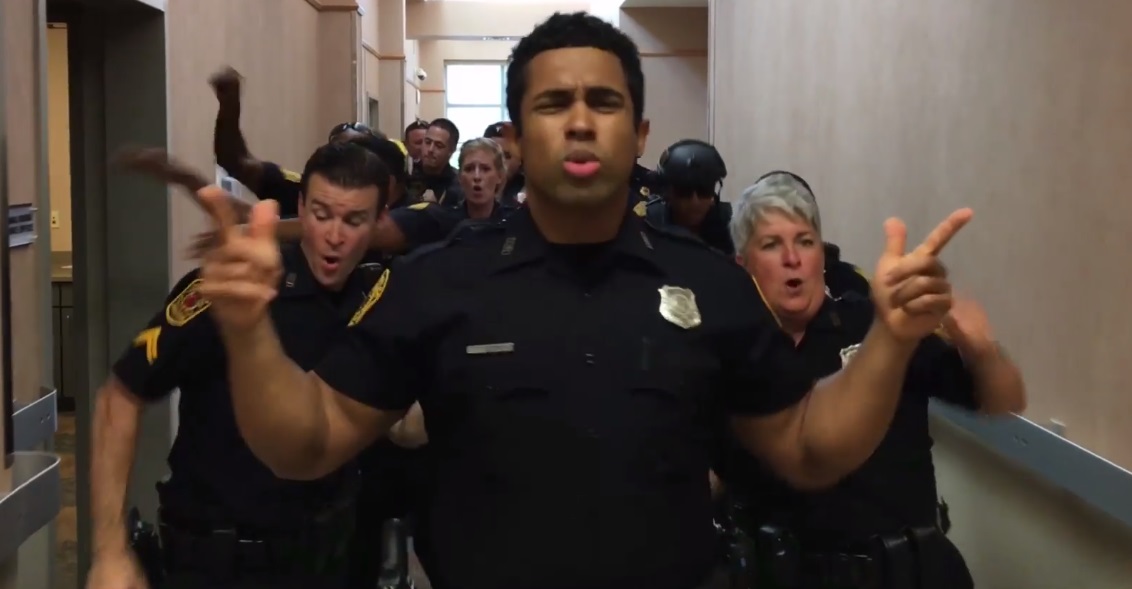 Legyalulja a Facebookot a táncos lábú rendőrök videója