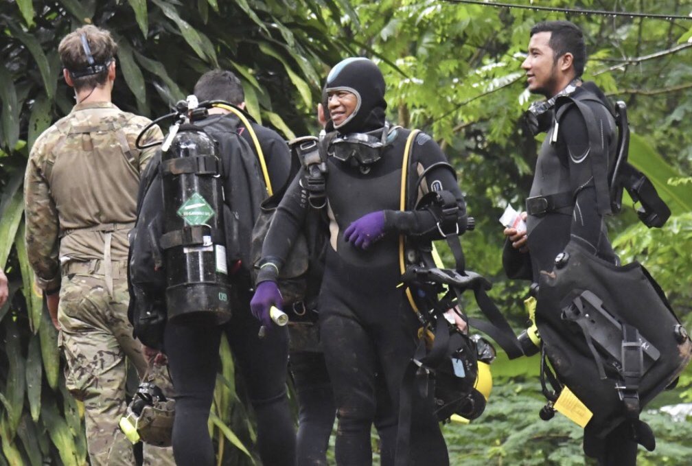Hősként ünnepelték a thaiföldi barlangot elhagyó mentőbúvárokat – videó