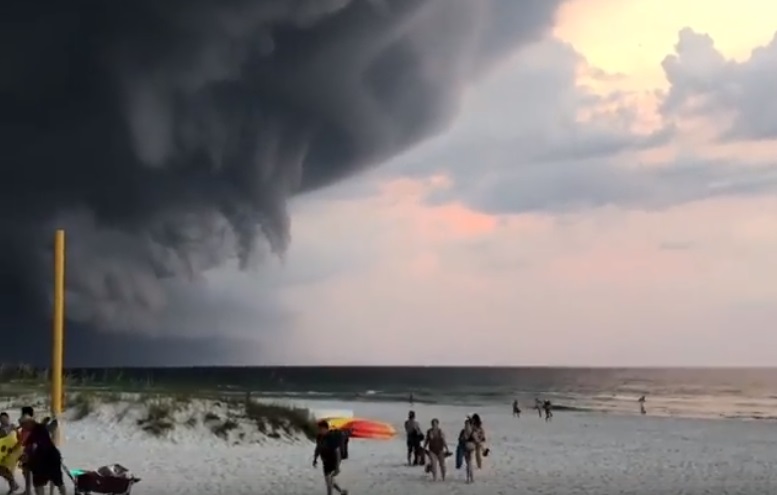 Mintha a végítélet jött volna, olyan viharfelhő futott be a strandra – videó