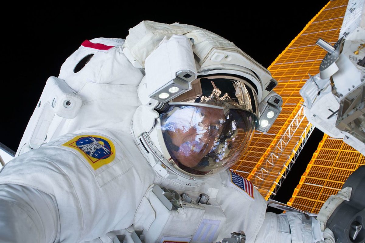 Robert Shane Kimbrough az űrállomáson kívül (fotó: Wikipedia.org)