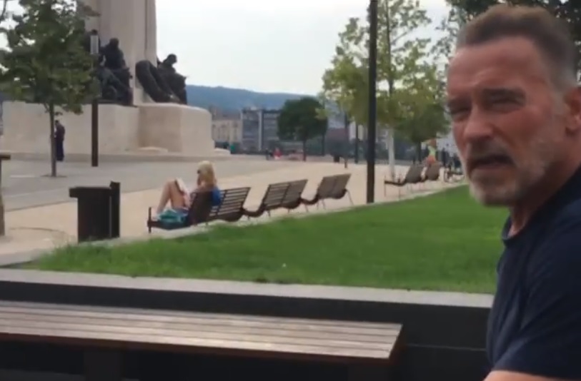 A Parlamentnél bringázott Arnold Schwarzenegger – videó