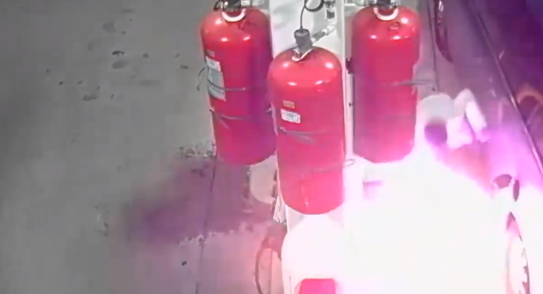 Videón, ahogy egy barom szánt szándékkal felgyújt egy benzinkutat