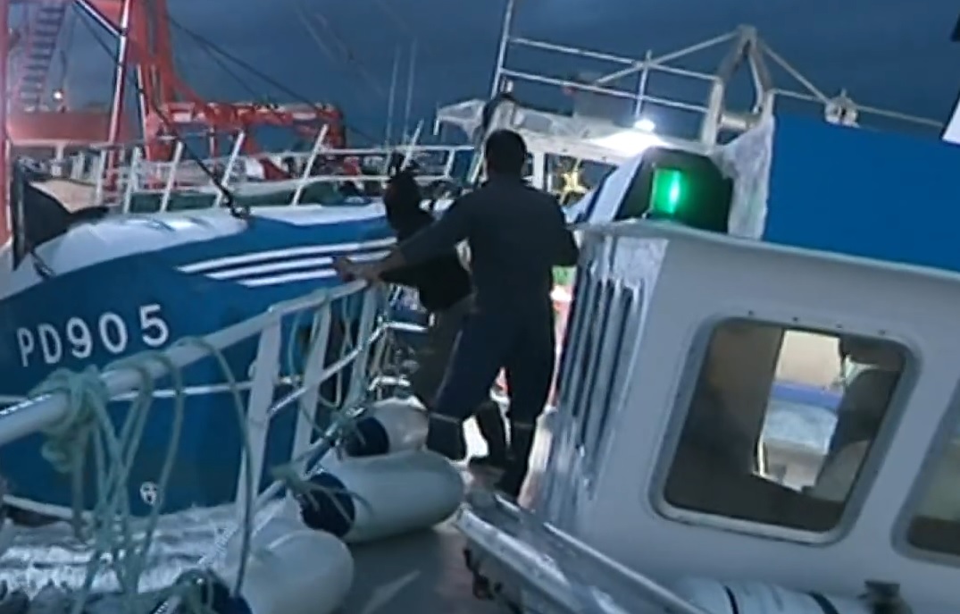 Francia és brit halászhajók csaptak össze a La Manche csatornában a különleges zsákmányért – videó