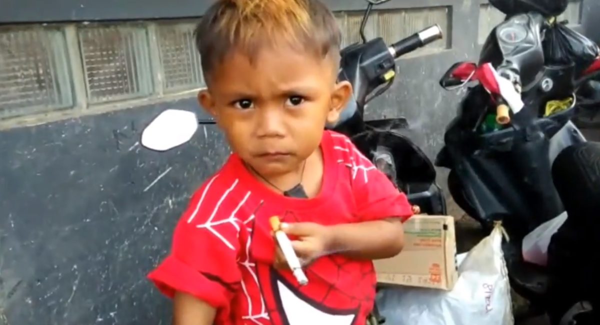 Megvadul a láncdohányos kétéves, ha nem gyújthat rá – videó