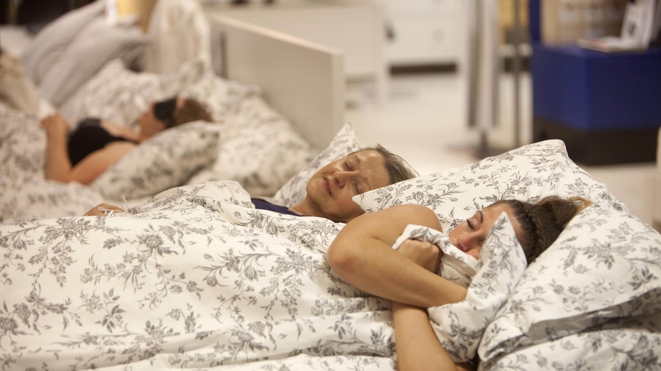Tömegek éjszakáztak egy angol IKEA-ban a dugó miatt – fotók