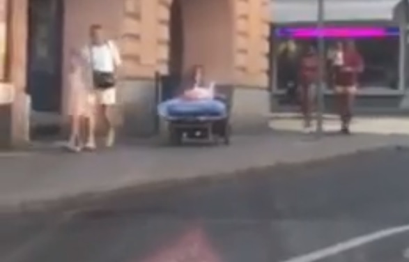 Kórházi ággyal gurult egy férfi a pécsi utcákon – videó