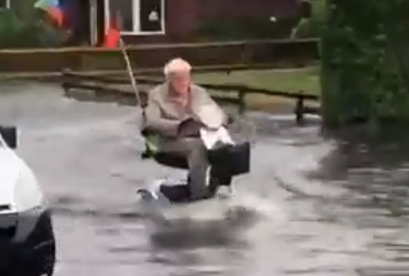 Elöntötte a víz az utcát, aztán érkezett egy mopedes bácsi, és felrobbant a Facebook – videó