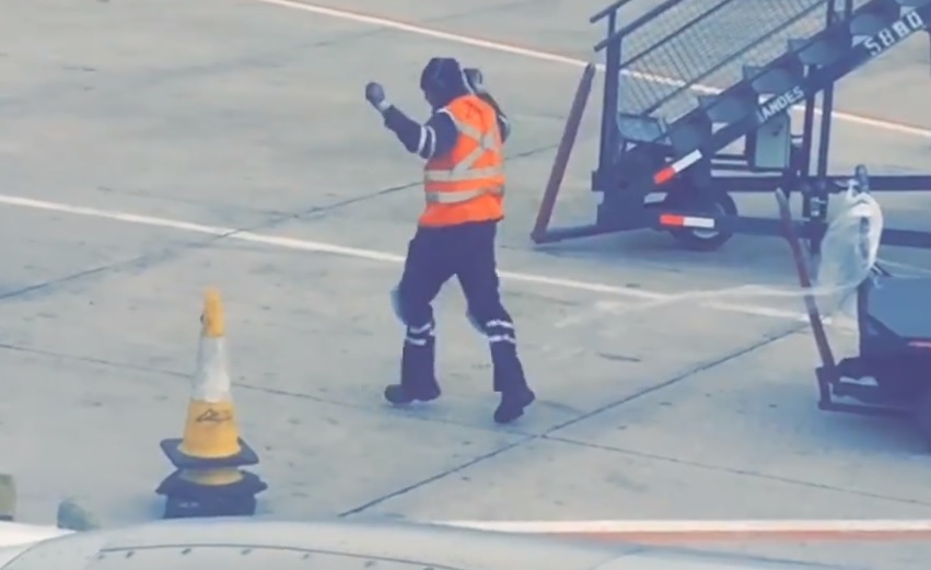 Ennél a reptéri dolgozónál nem látsz ma boldogabbat – videó