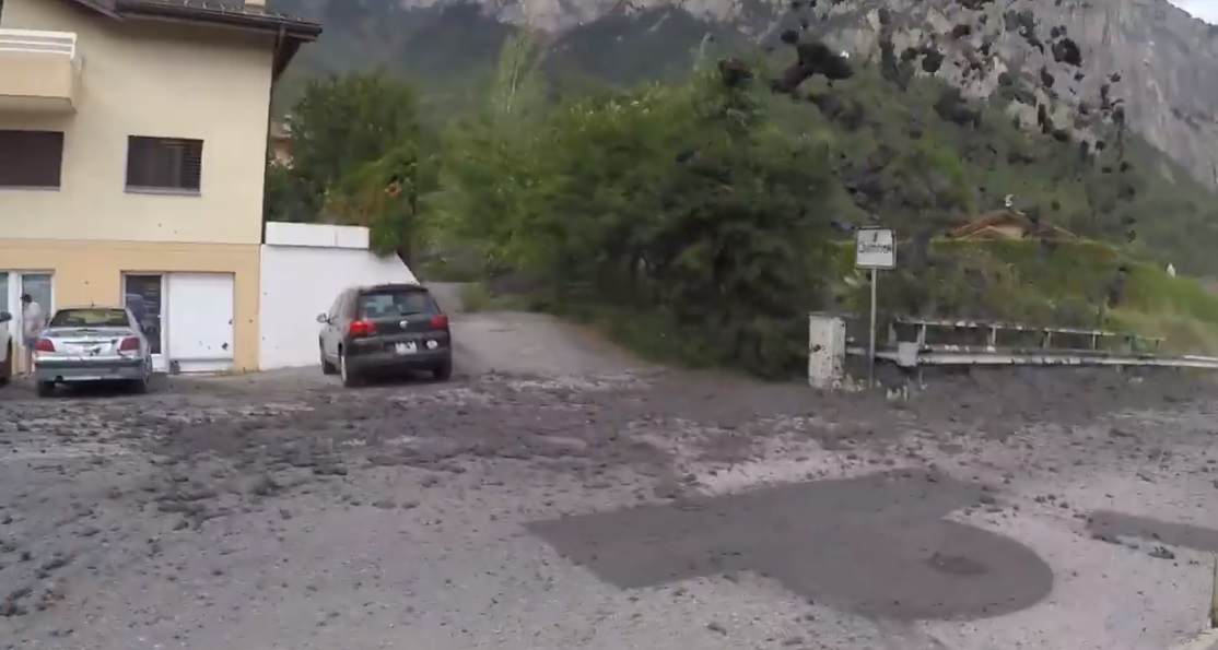 Pusztító törmelékár rohant le egy svájci kisvárost – videók