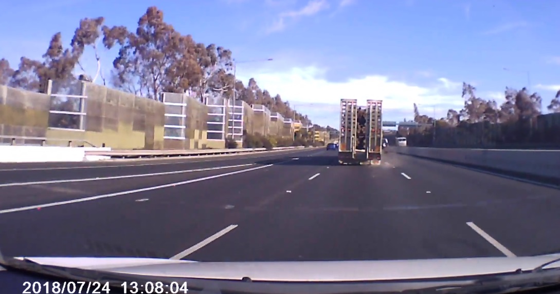 Besorolt egy teherautó mögé, majd megtörtént minden autós rémálma – videó