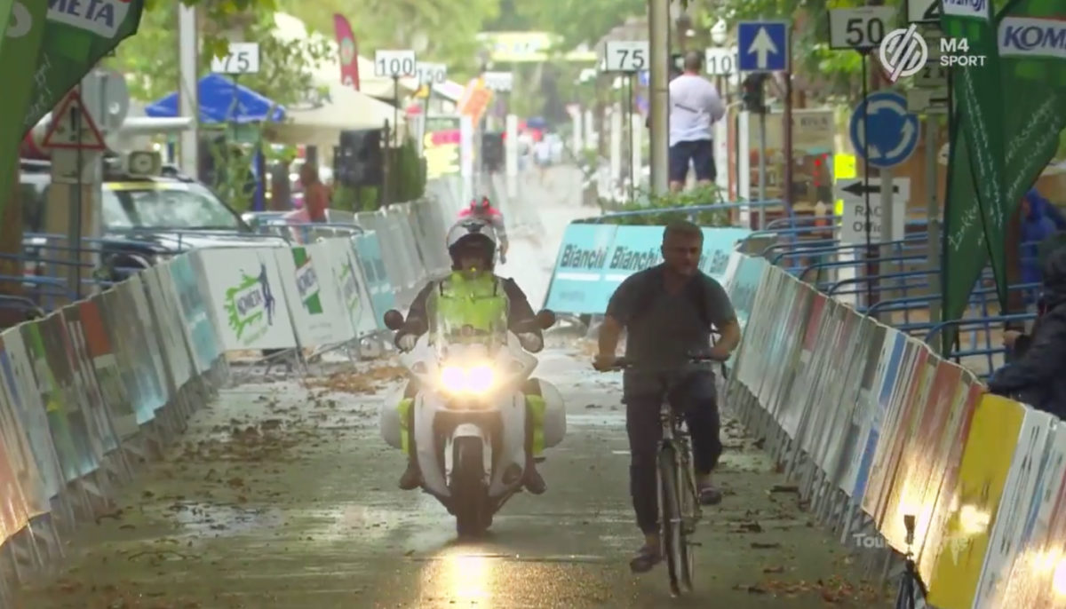 Papucsos civil bicajos tévedt be a Tour de Hongrie siófoki hajrájára – videó