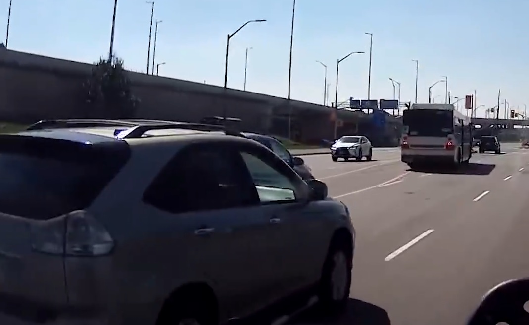 Négy balesetet okozhatott volna 10 másodperc alatt ez a terepjárós – videó