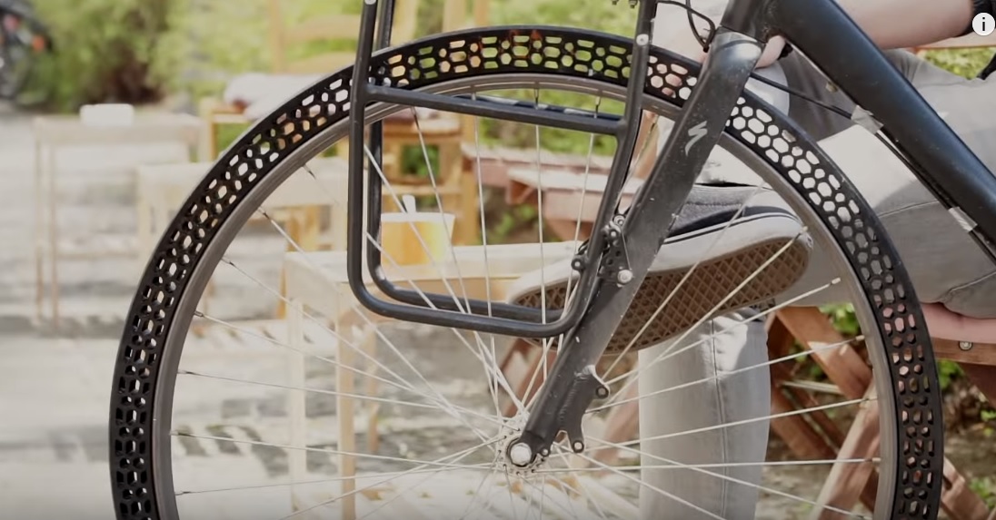 Itt a bicikligumi, ami soha nem fog kilyukadni – videó