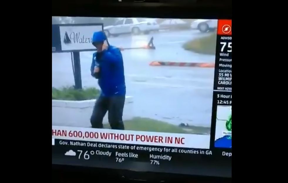 Kissé túltolta az időjárás-jelentést a hurrikánról tudósító riporter – videó