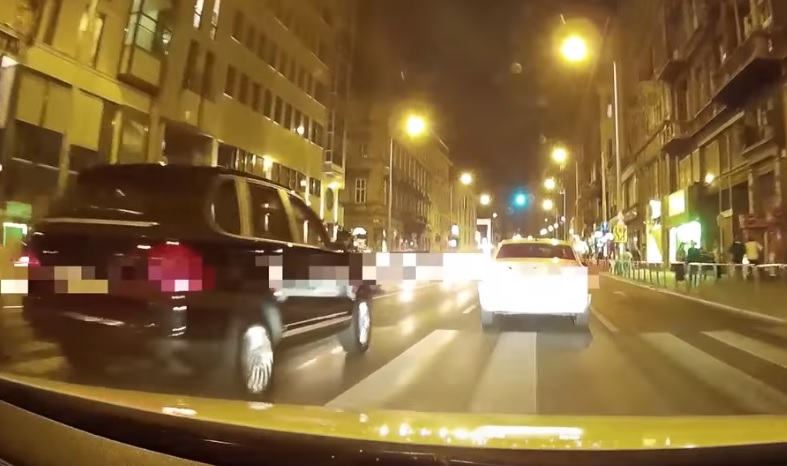 Letarolta egy Porsche a kordont az Erzsébet hídnál – videó