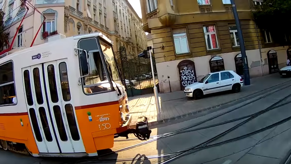 Videóra vette egy bringás a legjobb fej budapesti villamossofőrt