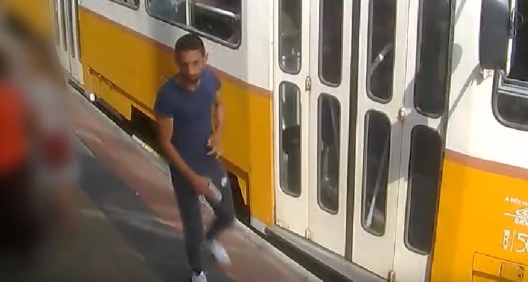Aljas lopást videóztak egy budapesti villamosmegállóban