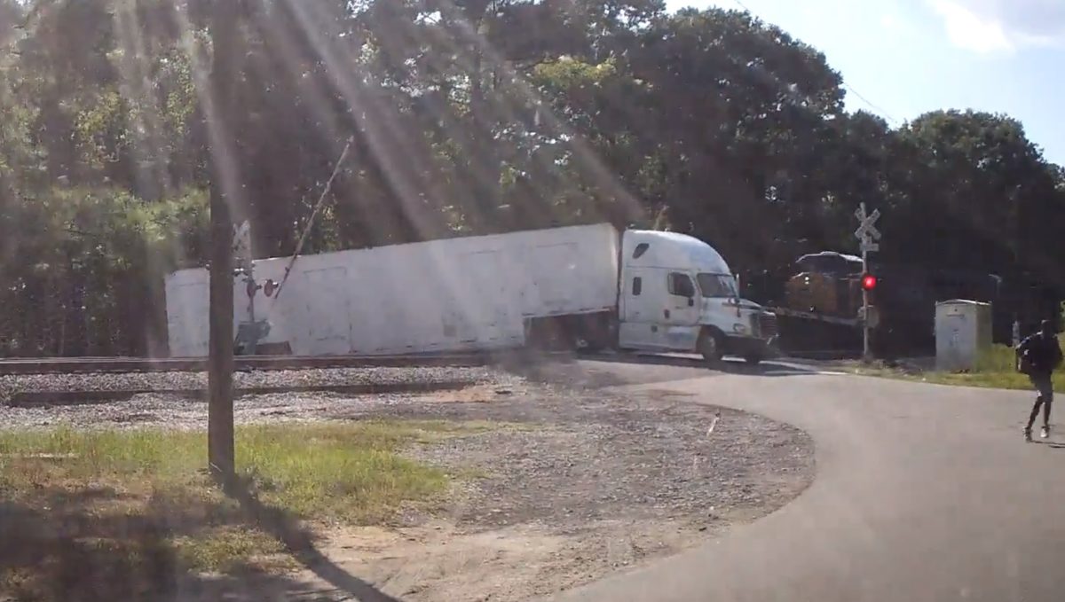 Úgy ment át a kamionon a tehervonat, mint forró kés a vajon – videó