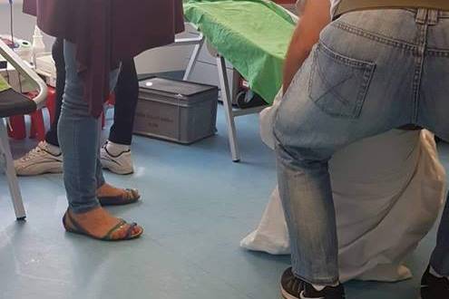 Véradók előtt bántalmazott egy ápolót egy orvos Ajkán (fotó: Facebook/LAczkó Szilvia)