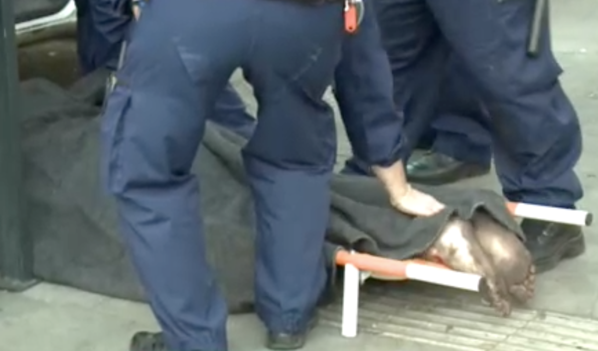 Meztelen drogost szedtek ki a metróalagútból az Astoriánál – videó