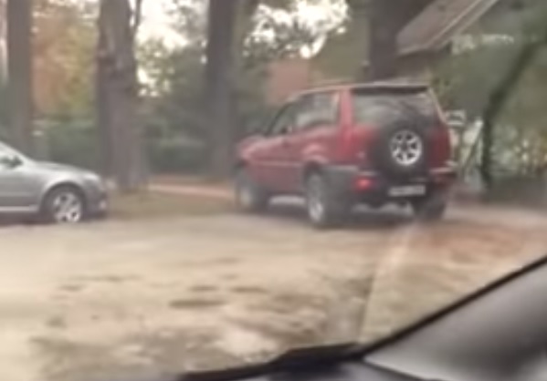 A járdán dugót kerülő zugligeti sofőrnél suttyóbbat ma nem látsz – videó