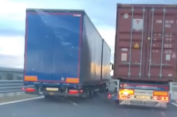 A világ leghosszabb kamionos előzését videózhatták az M86-oson