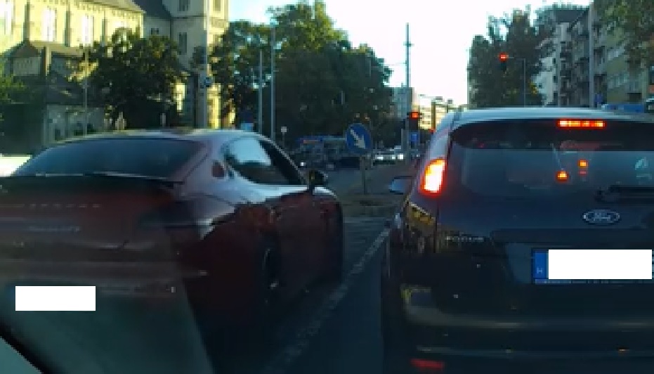 Gyalogosok közé hajtott egy Porsche a Lehel térnél – videó