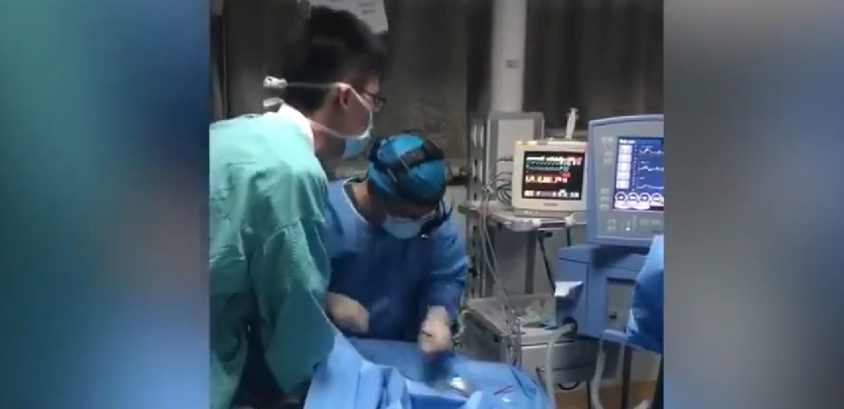 30 orvos és nővér harcolt öt órán át a kisfiú életéért – videó